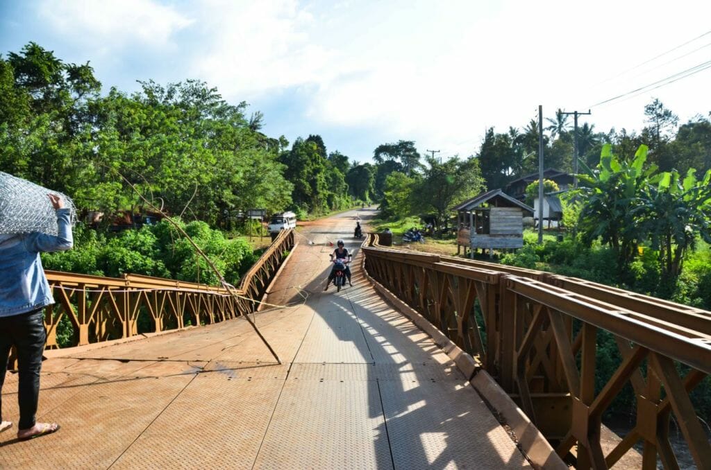 086 – Abenteuer Laos – Mit dem Töff durch das Bolaven Plateau, der Horror-Trip über einen abgebrochene Brücke und Elefanten hautnah