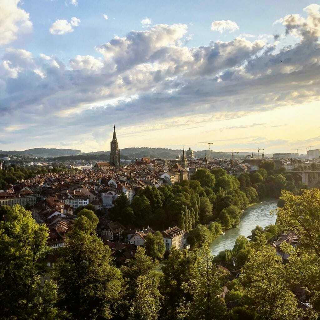 Bern. Zuhause. Heimat. Und das Beste: Nachtessen im Rosengarten. Mit zauberhaften Menschen. Wundervolle Gespräche. • • •  Ich hätte nie gedacht, dass ich in Bern mehr mein Zuhause, meine Heimat sehe als in Berlin. Nun ist es aber so. Und ich dankbar für alles Berlinerische in mir und das Bernerische um mich herum. Es trennt uns ja nur ein „li“. :-)
