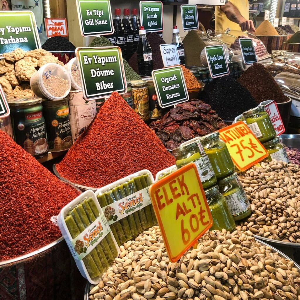 grosse reise 🏍 tag 325 kurz vor abfahrt aus gaziantep entdecken wir noch einen basar der geoeffne