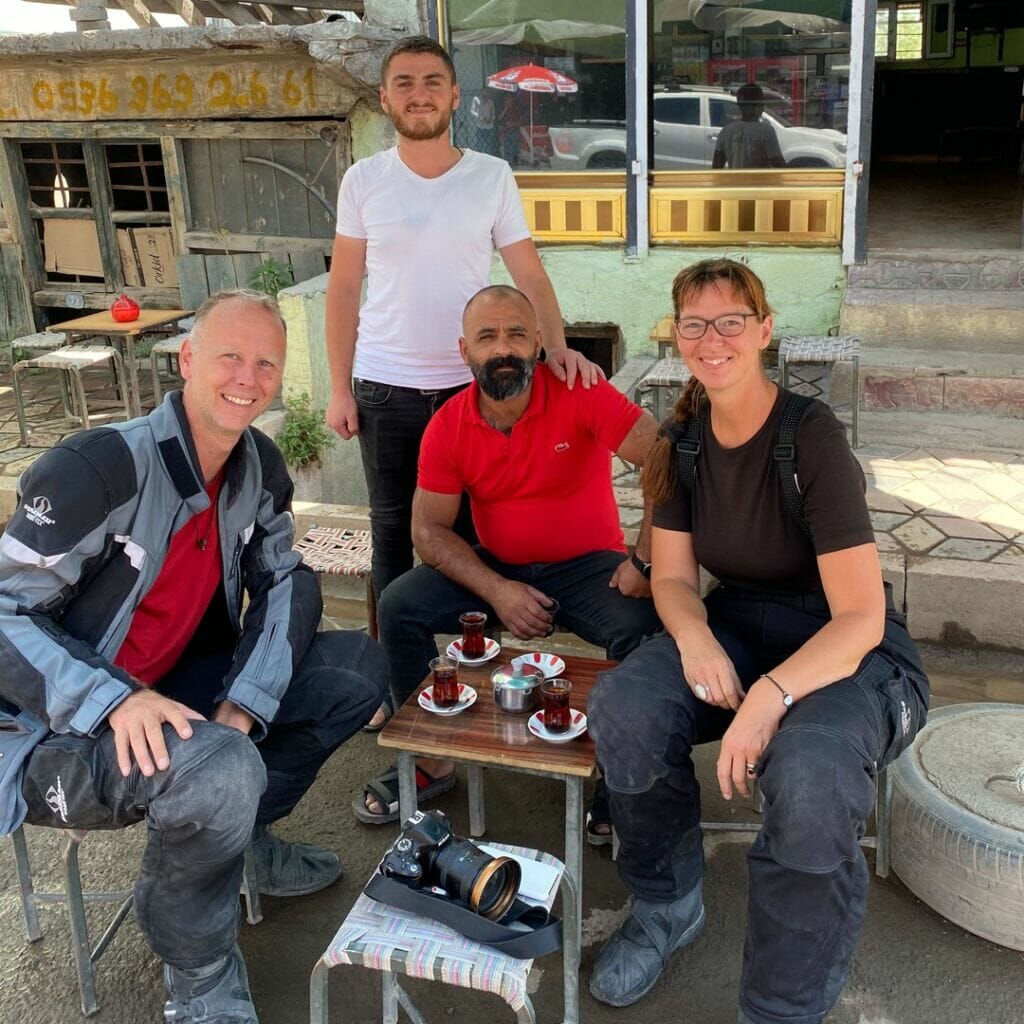 grosse reise 🏍 tag 335 ablauf einer normalen tee pause 1. so langsam tut einem von uns der popo w