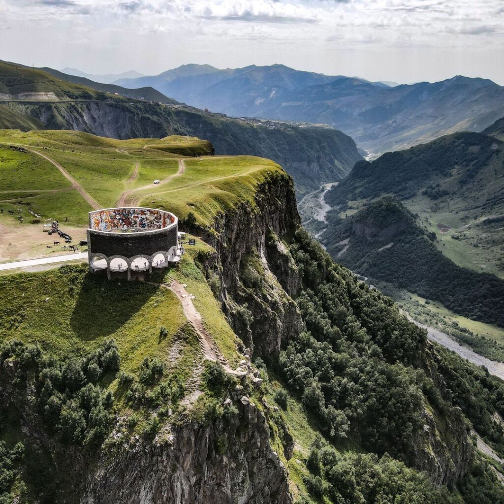 grosse reise 🏍 tag 352 die georgische heerstrasse fuehrt ueber den hauptkamm des grossen kaukasus
