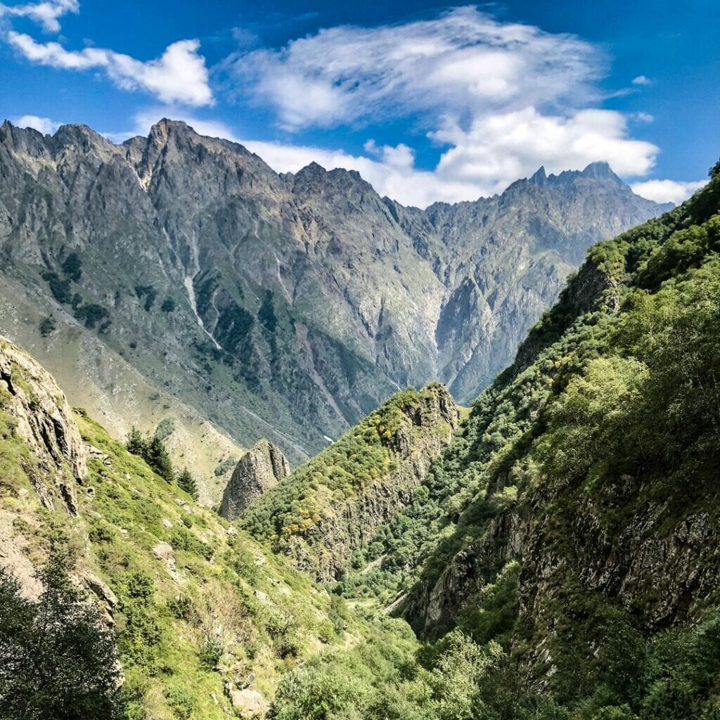 grosse reise 🏍 tag 354 puschkin schreibt der kaukasus nahm uns in sein heiligtum auf. wir hoerten