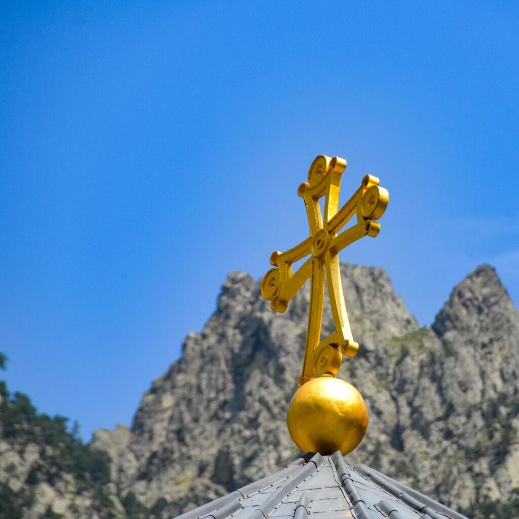 grosse reise 🏍 tag 355 direkt an der russischen grenze tief drin in der darial schlucht zwischen