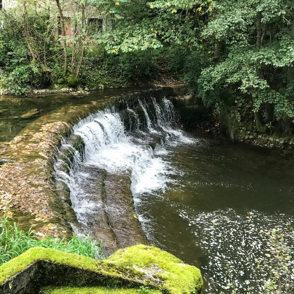 grosse reise 🥾 tag 396 🇨🇭heike das chateau de valangin liegt mitten im schoenen jura. wie i