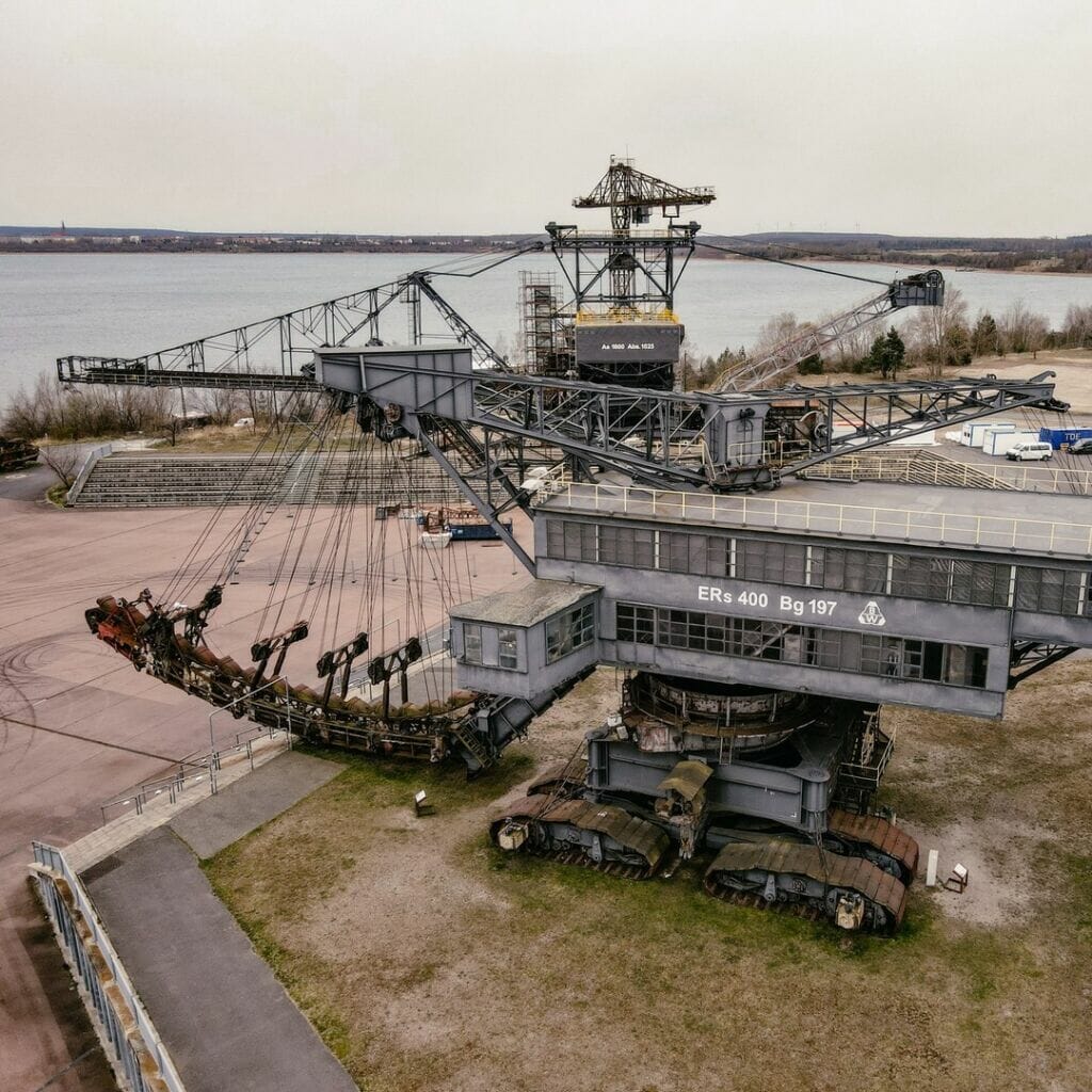 grosse reise tag 580 nach einer gemuetlichen zeit in berlin prangt auf der autobahn eines dieser bra