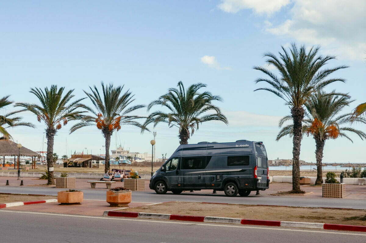 Tunus'ta minibüsle serbest duruş ve polis her zaman orada