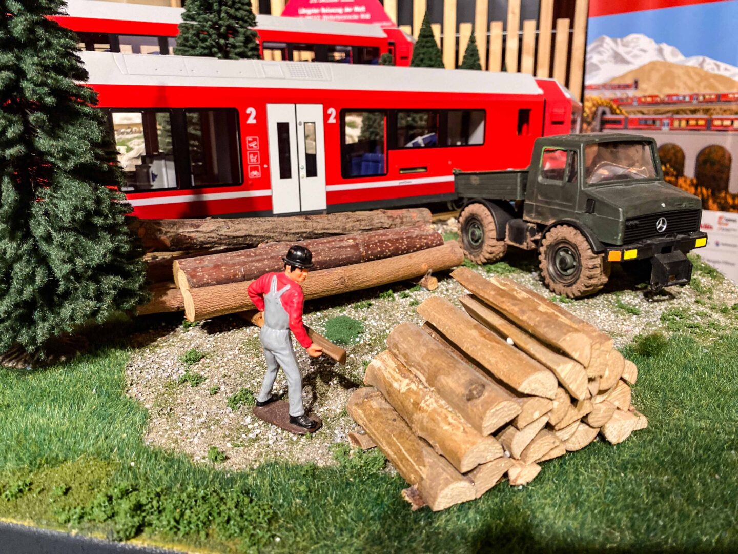 Schweiz – Die Rhätische Bahn in fröhlichem Rot