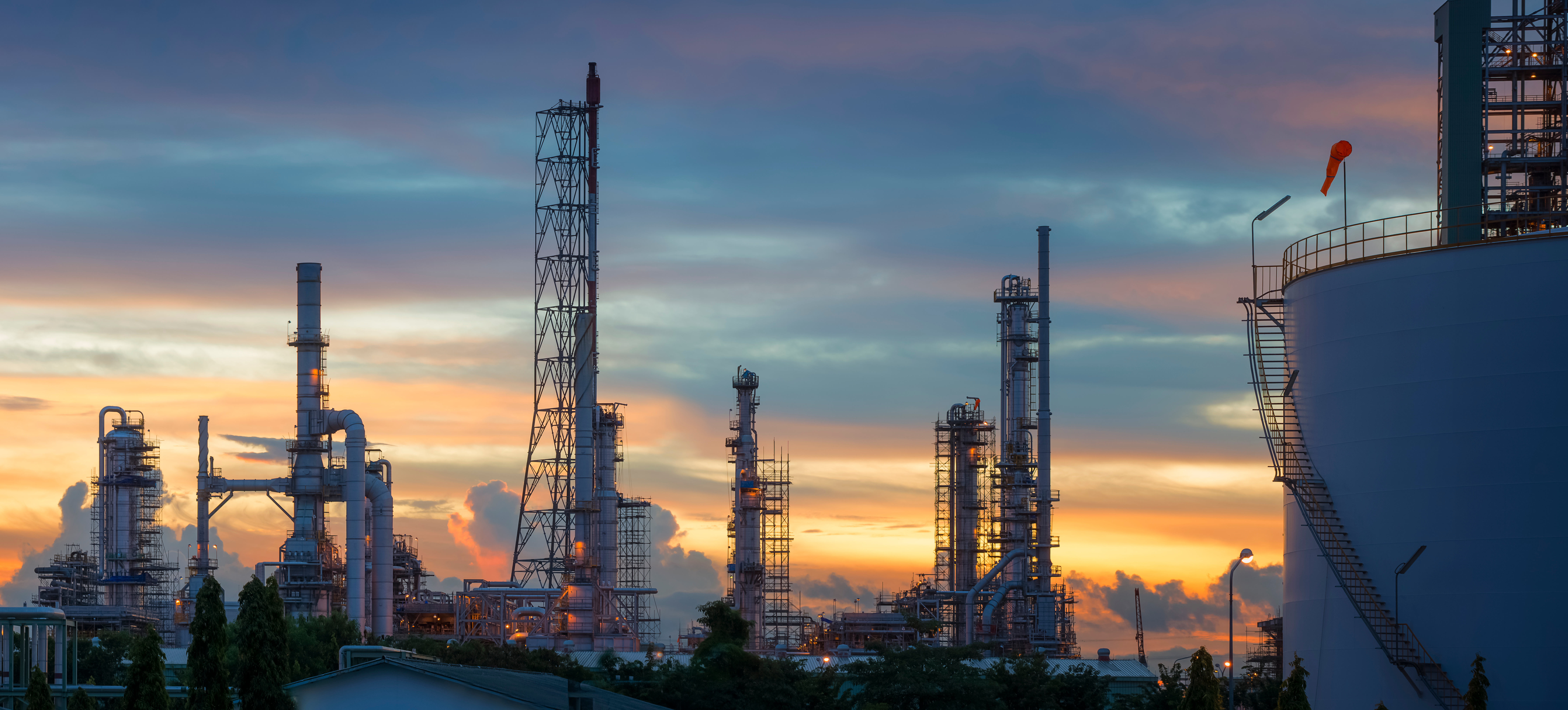 silhouette d'une usine pétrochimique ou d'une raffinerie de pétrole et de gaz au lever du soleil