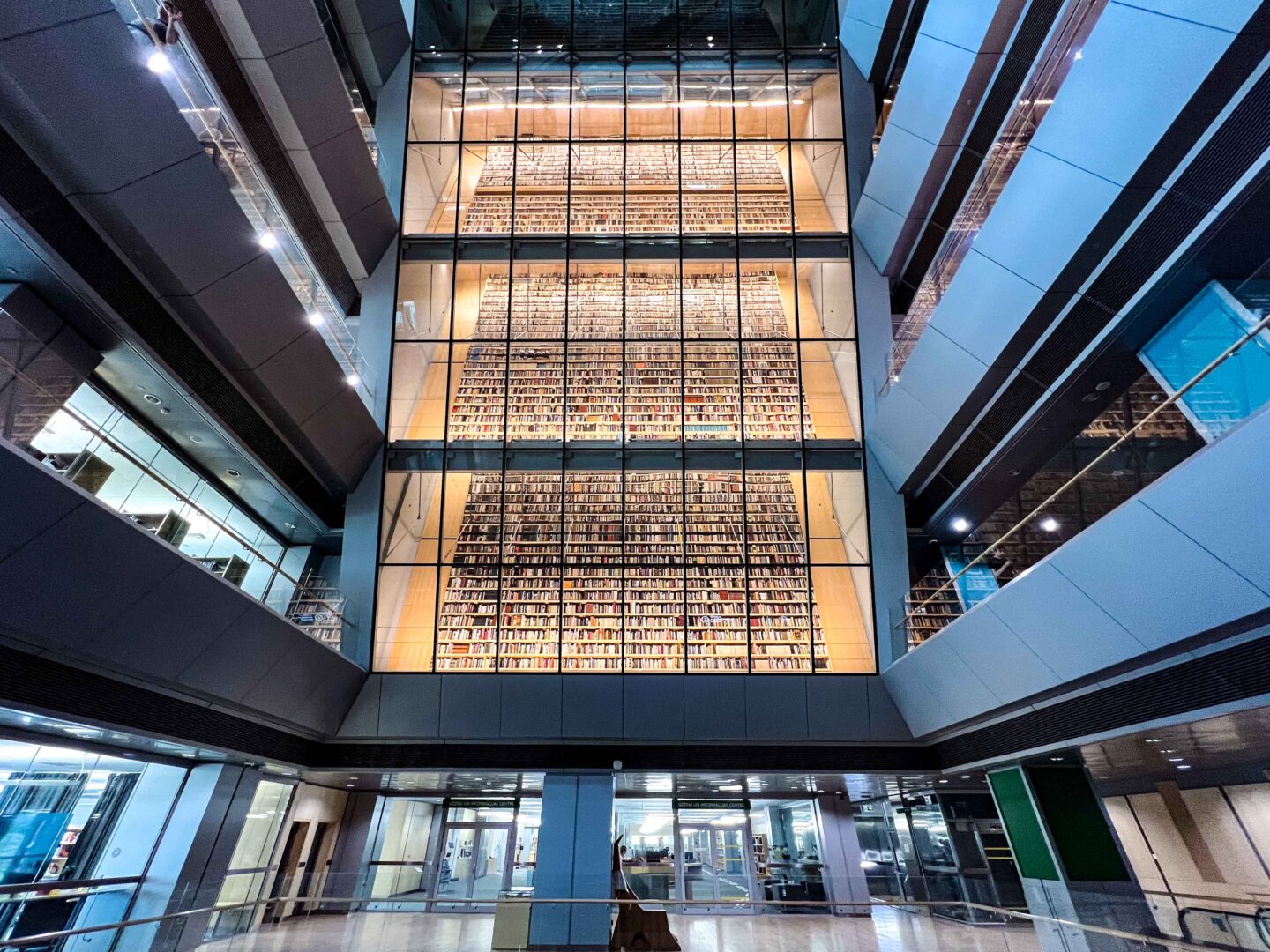 Lettland – Ein Tag in Riga: Von historischen Gassen über Eishockey bis zur modernen Nationalbibliothek